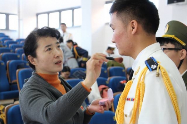 范虹老师为同学们上妆